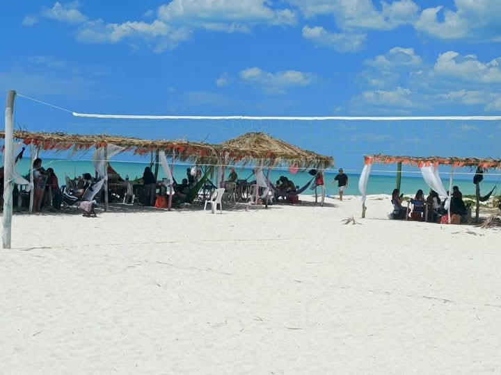 Temporada de calor beneficia a comerciantes de Sabancuy con más turismo