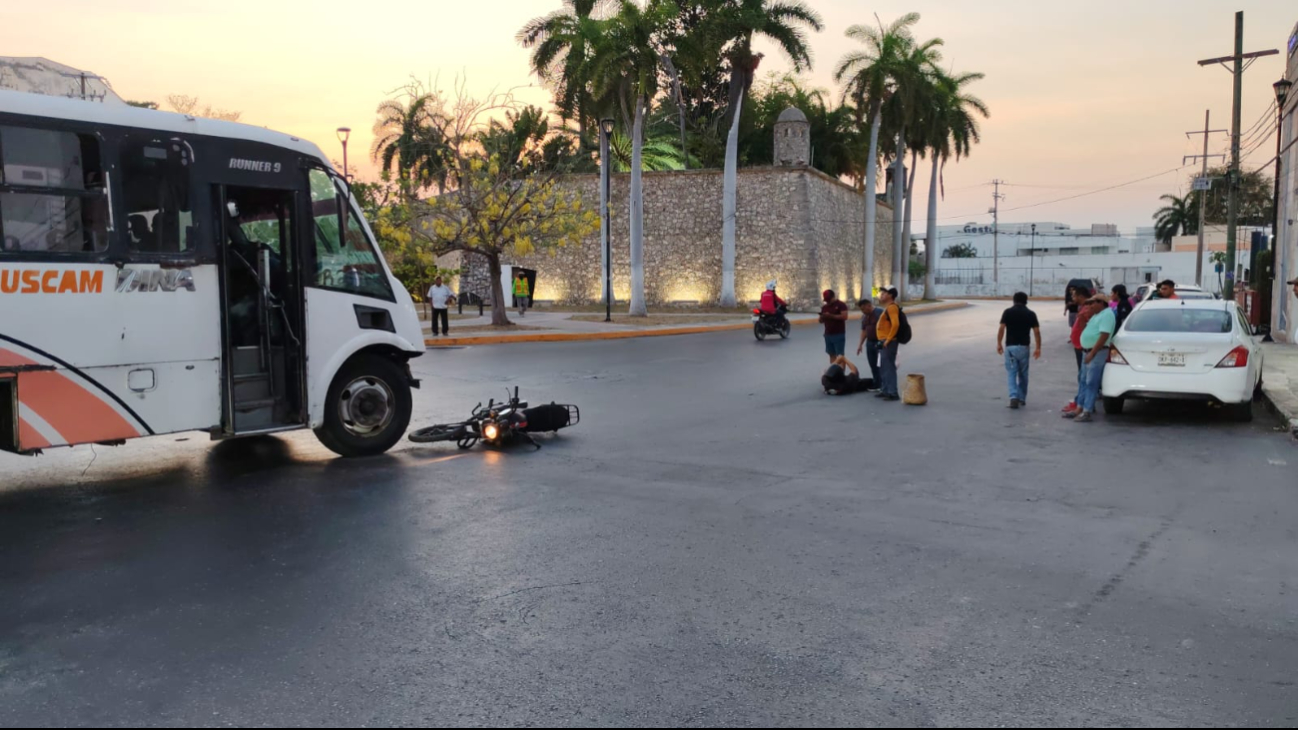 Un motociclista fue impactado por un camión de transporte urbano en la capital de Campeche Un motociclista fue impactado por un camión de transporte urbano en la capital de Campeche