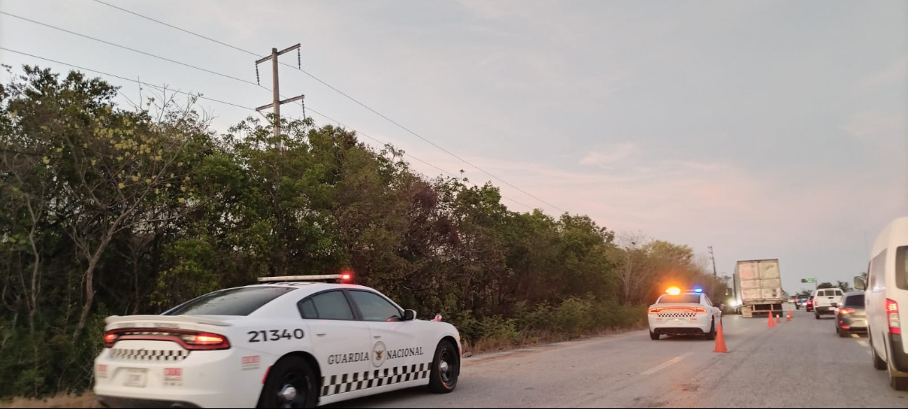 Tráiler casi vuelca por pestañazo y provoca tráfico lento en la Champotón-Campeche 