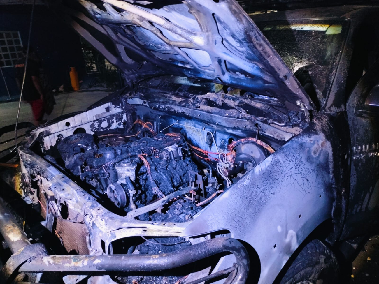 Una camioneta se incendió en el porche de una vivienda por un corto circuito. Una camioneta se incendió en el porche de una vivienda por un corto circuito.