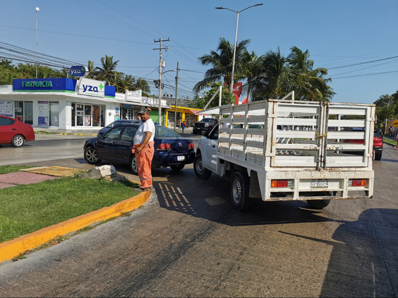 Accidente en Carmen causa congestión vial y daños materiales