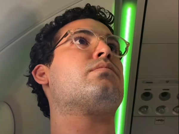El influencer reveló que a los 30 minutos de vuelo un motor de la aeronave "reventó"