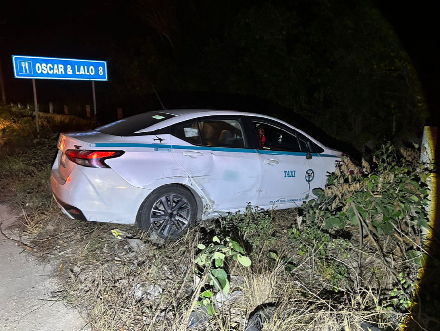 El taxi sufrió daños en el costado, mientras que el conductor no sufrió lesiones El taxi sufrió daños en el costado, mientras que el conductor no sufrió lesiones