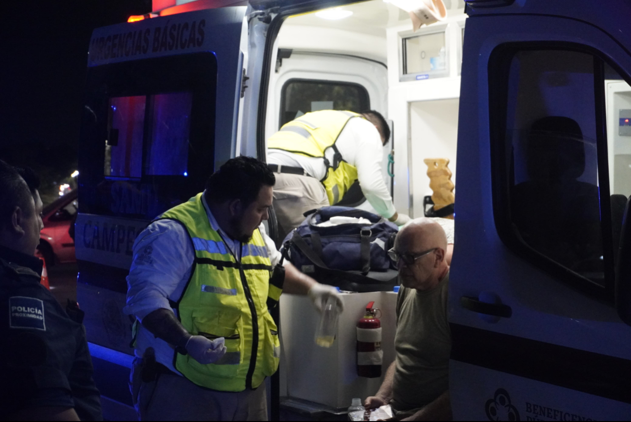 Paramédicos se dieron al lugar para auxiliar a los accidentados Paramédicos se dieron al lugar para auxiliar a los accidentados