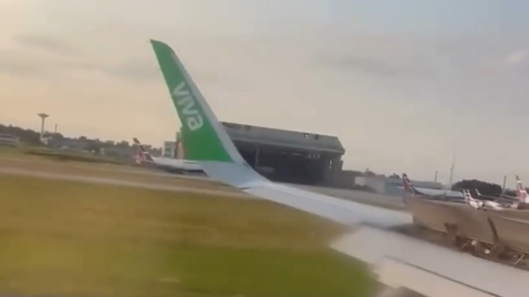 Pasajeros del vuelo 755 aplauden luego de haber aterrizado sanos y salvos en La Habana, Cuba Pasajeros del vuelo 755 aplauden luego de haber aterrizado sanos y salvos en La Habana, Cuba