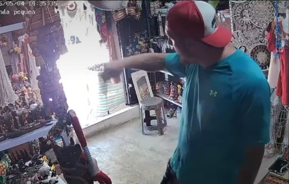 Santiago afirma que el hombre lo insulta cuando pasa frente a su local Santiago afirma que el hombre lo insulta cuando pasa frente a su local