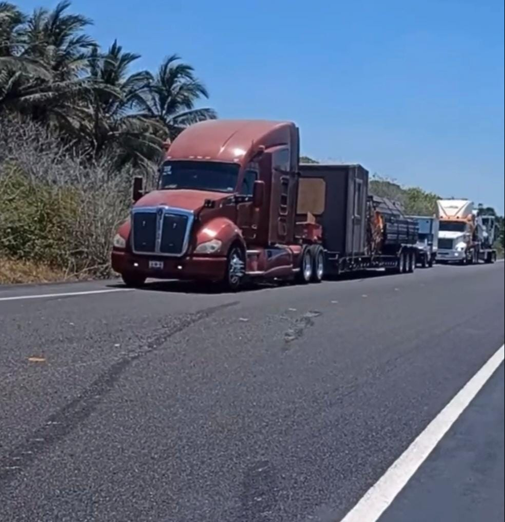 Se desconoce la causa de la volcadura, y tampoco se ha informado qué transportaba el vehículo. Se desconoce la causa de la volcadura, y tampoco se ha informado qué transportaba el vehículo.