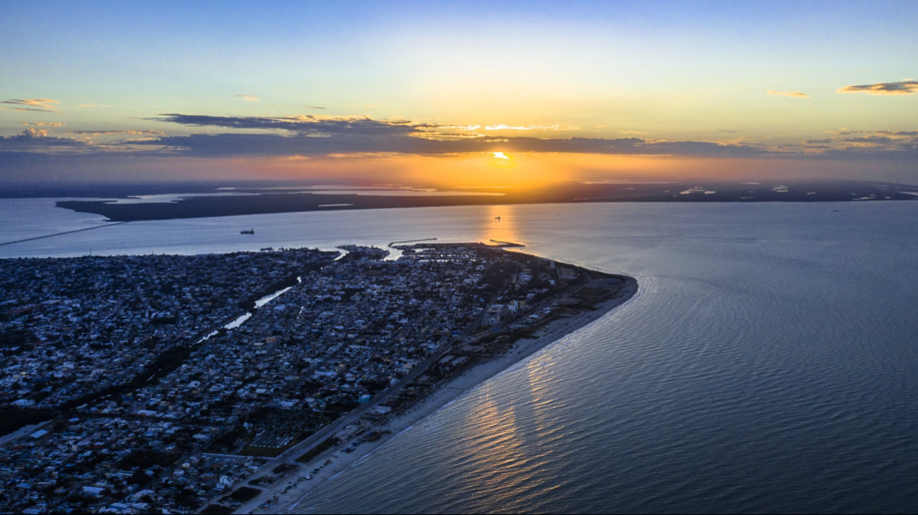 Su ubicación estratégica en la Isla del Carmen le otorga un alto valor ecológico, rodeada de manglares, playas y la Laguna de Términos. Su ubicación estratégica en la Isla del Carmen le otorga un alto valor ecológico, rodeada de manglares, playas y la Laguna de Términos.