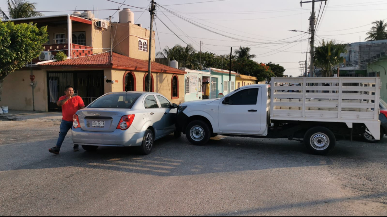 Camioneta le da “besito” a un auto y paraliza el tráfico en Ciudad del Carmen 