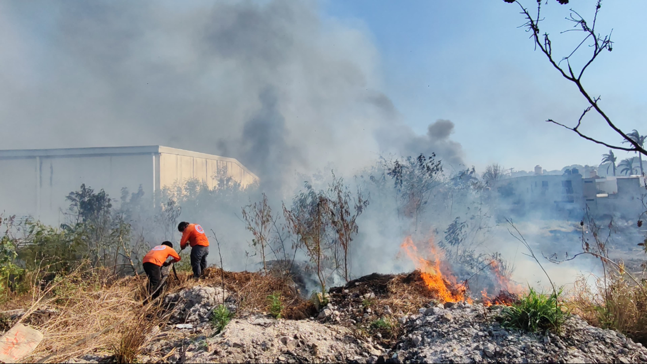 Incendio en Campeche afecta a tres colonias; fuego casi arrasa con viviendas y una bodega  