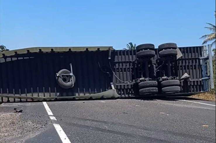 Volcadura de tráiler provoca caos vial en la carretera Campeche–Ciudad del Carmen