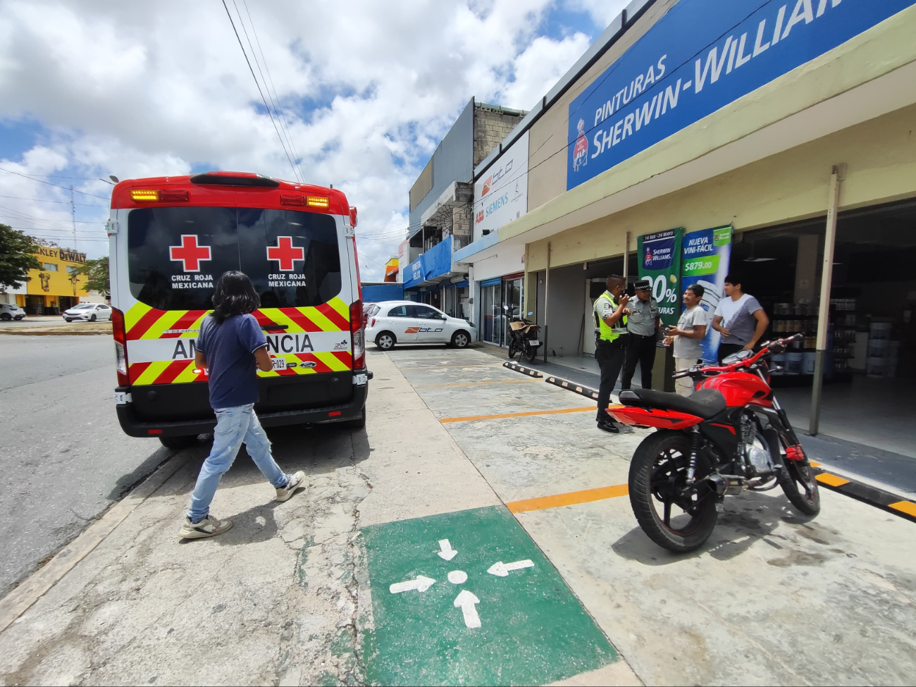 Al perder el control de la motocicleta, el conductor terminó cayendo al pavimento Al perder el control de la motocicleta, el conductor terminó cayendo al pavimento