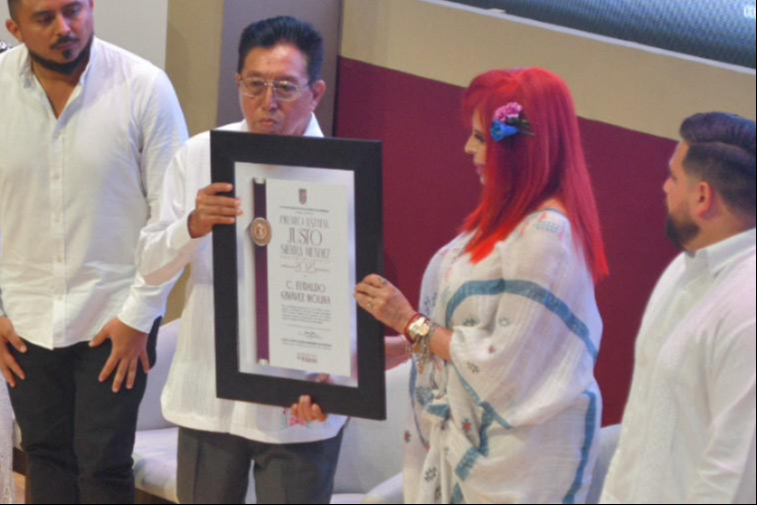 Edualdo Chávez recibe la Medalla Justo Sierra por su labor cultural y social en Campeche