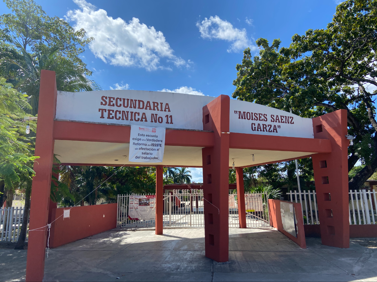 Debido a la afectación a los estudiantes, algunos padres de familia optan por cambiarlos a colegios privados Debido a la afectación a los estudiantes, algunos padres de familia optan por cambiarlos a colegios privados