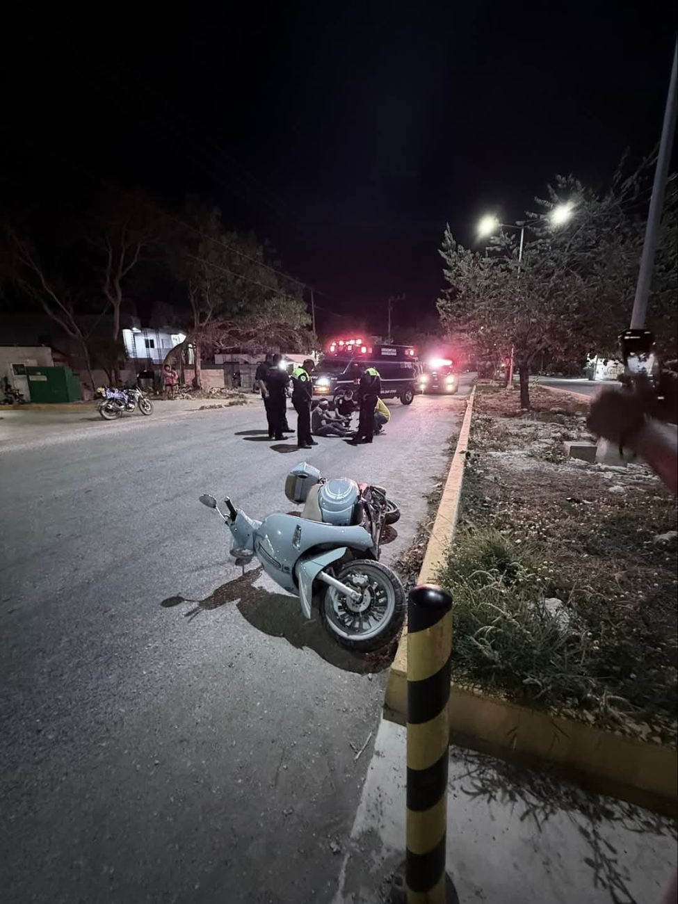 Debido a la caída, el conductor terminó con lesiones en la cabeza y rostro