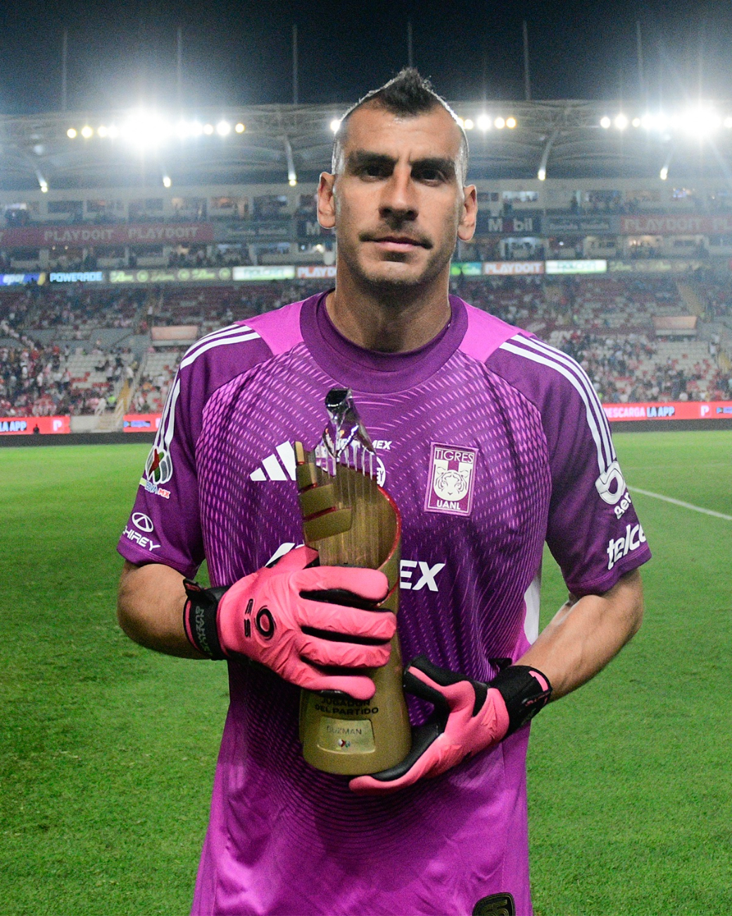 Nahuel Guzmán se viste de héroe: sus atajadas mantienen con vida a Tigres ante Necaxa