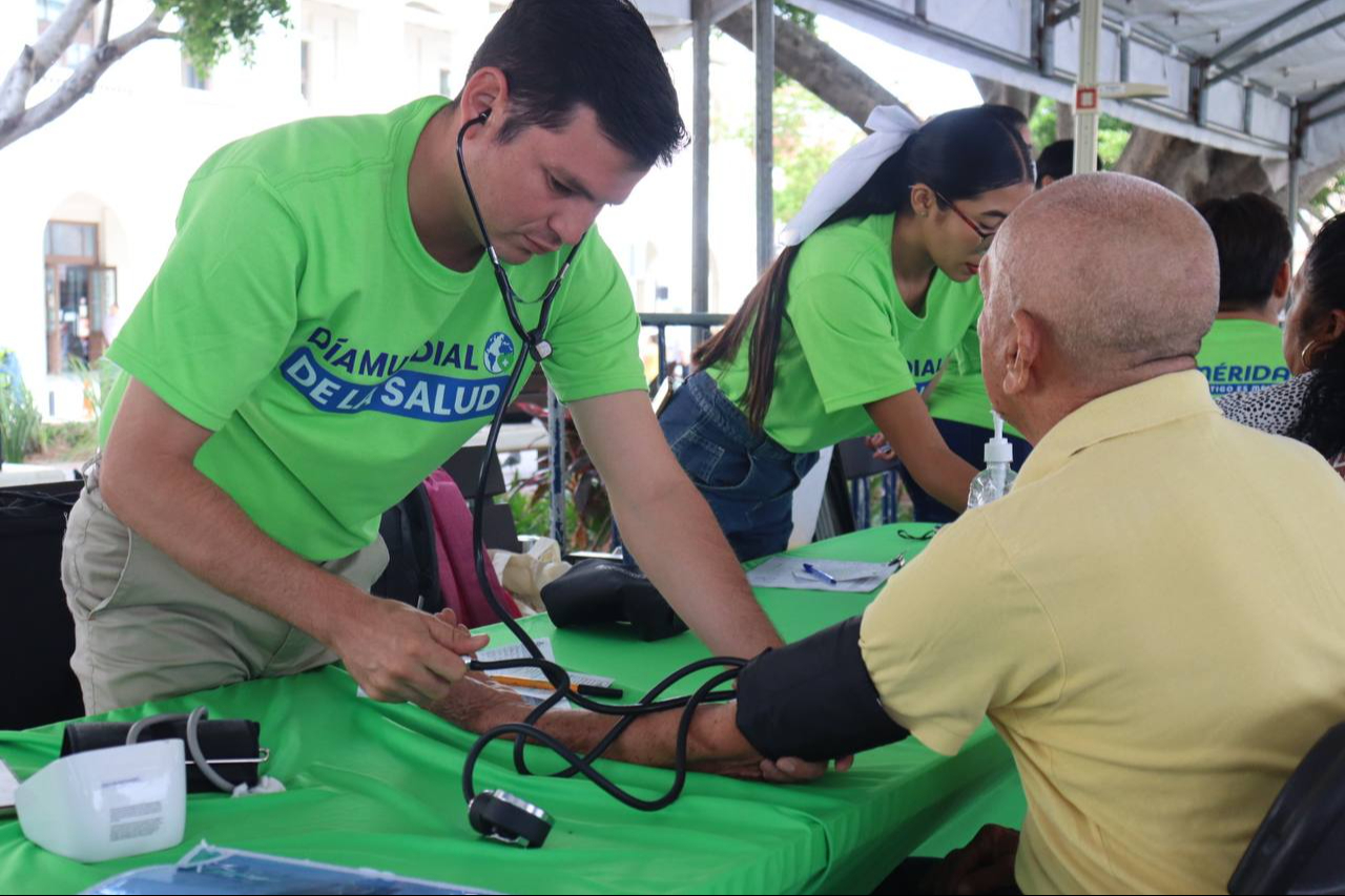 Acercan los servicios de salud  en Mérida; ofrecen control de presión, pruebas de VIH, atención psicológica y más