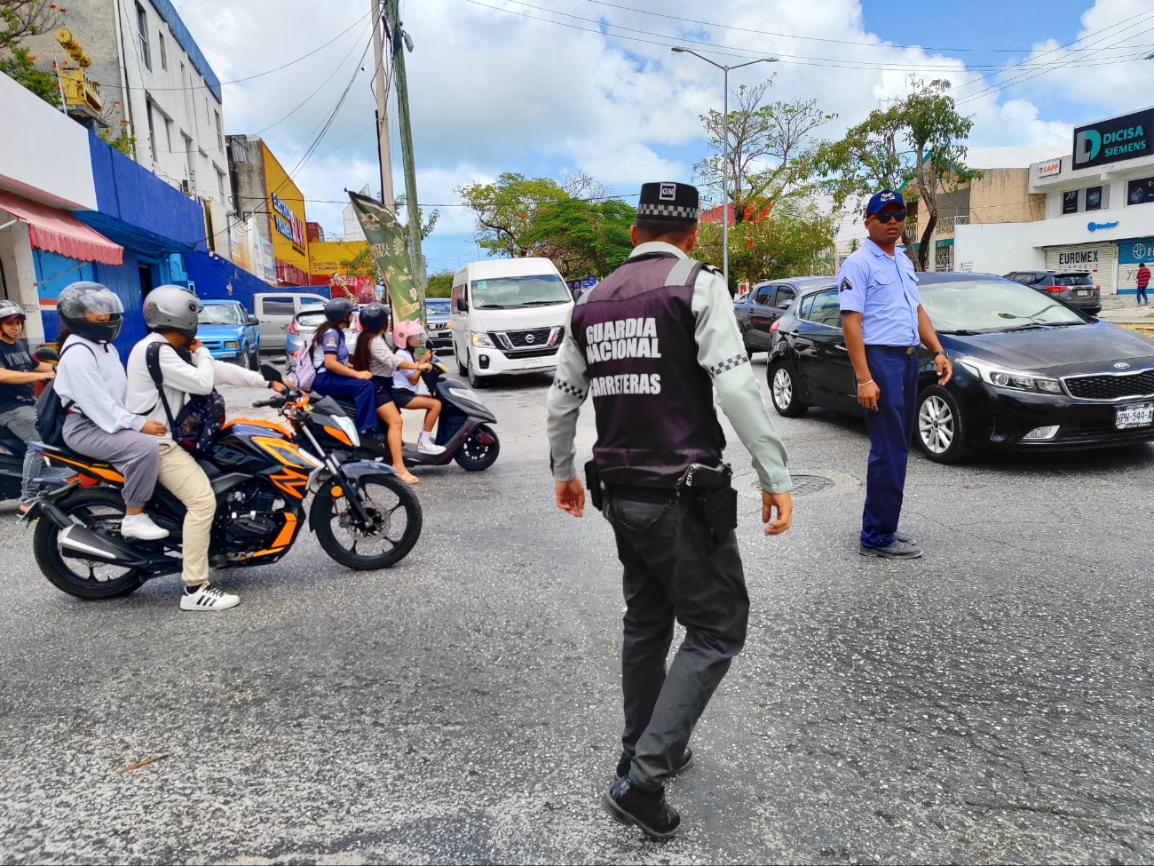 Elementos de la Marina y la Guardia Nacional comenzaron a dirigir el tráfico Elementos de la Marina y la Guardia Nacional comenzaron a dirigir el tráfico