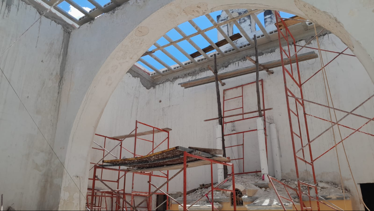 Feligreses de la iglesia en Calkiní organizan colectas para reparar el techo colapsado.
