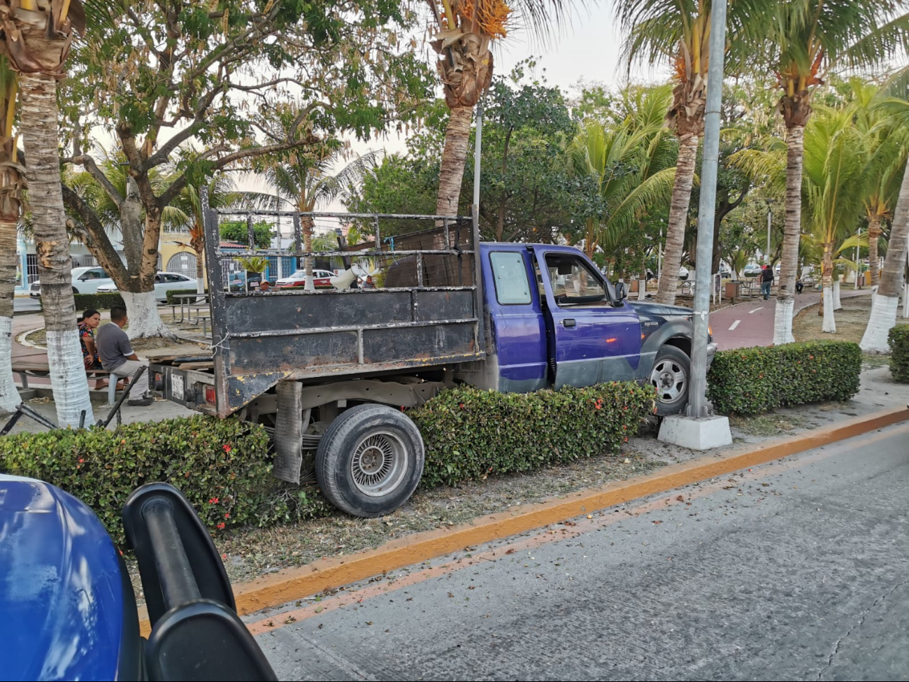 Las autoridades acudieron al lugar para evaluar los daños materiales, que fueron menores. Las autoridades acudieron al lugar para evaluar los daños materiales, que fueron menores.