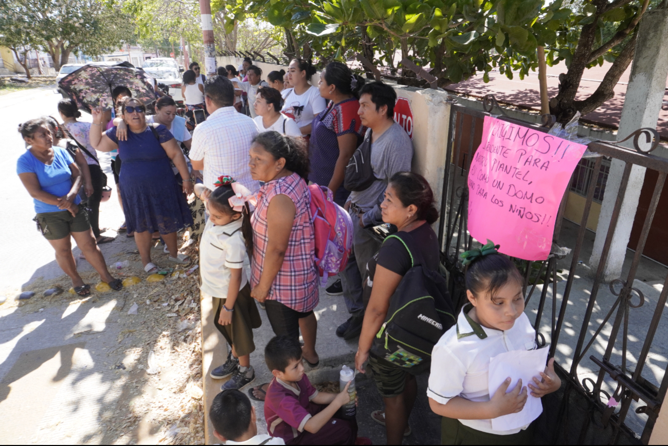 Los paterfamilias bloquearon el acceso principal del centro educativo, suspendiendo las clases; mantendrán cerrado el plantel hasta que sus demandas sean atendidas. Los paterfamilias bloquearon el acceso principal del centro educativo, suspendiendo las clases; mantendrán cerrado el plantel hasta que sus demandas sean atendidas.