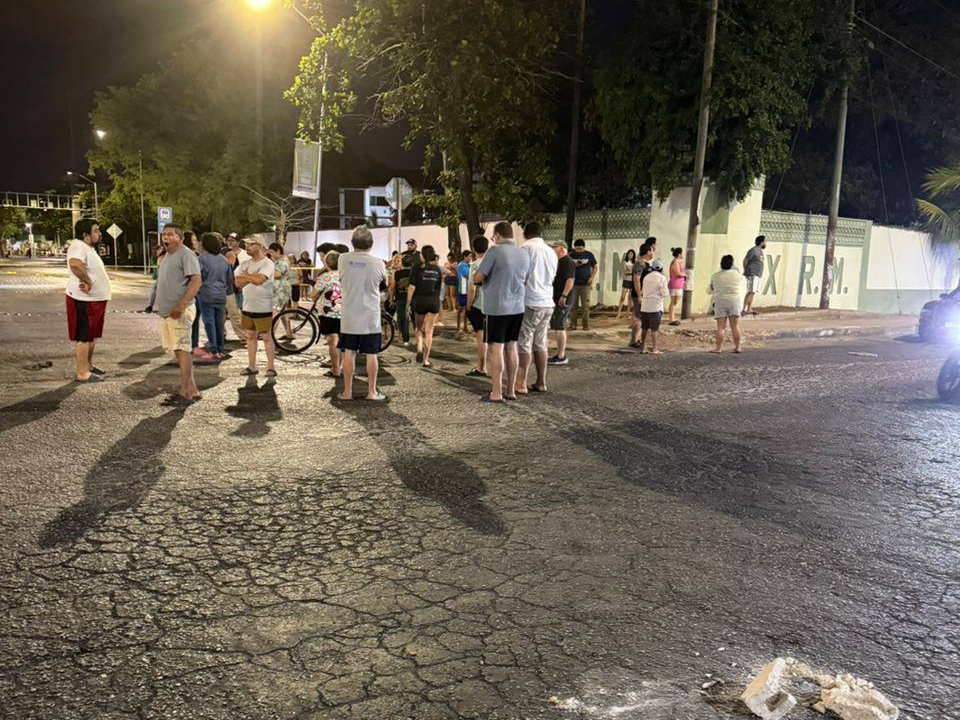   Vecinos bloquean la calle 42 sur de Mérida luego de tres noches consecutivas sin energía eléctrica   