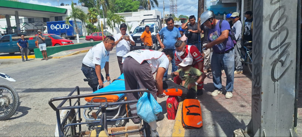 Paramédicos inmovilizaron una de sus piernas por una posible fractura Paramédicos inmovilizaron una de sus piernas por una posible fractura