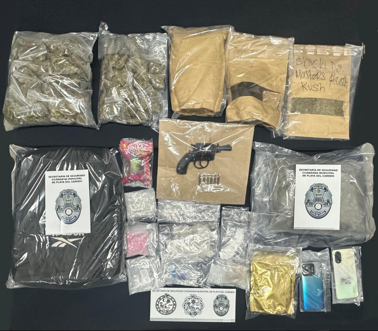 Se encontraron alrededor de 180 envoltorios con marihuana. Se encontraron alrededor de 180 envoltorios con marihuana.