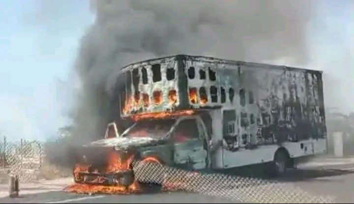 Un camión tipo torton se incendió este jueves en la carretera Isla Aguada–Sabancuy tras un presunto cortocircuito en el motor. Un camión tipo torton se incendió este jueves en la carretera Isla Aguada–Sabancuy tras un presunto cortocircuito en el motor.