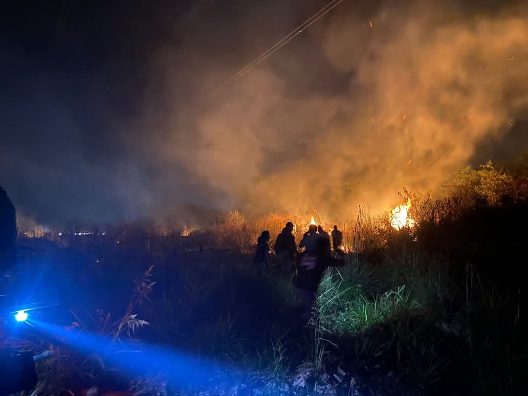 Incendio de maleza en Escárcega amenaza viviendas y moviliza a Protección Civil 