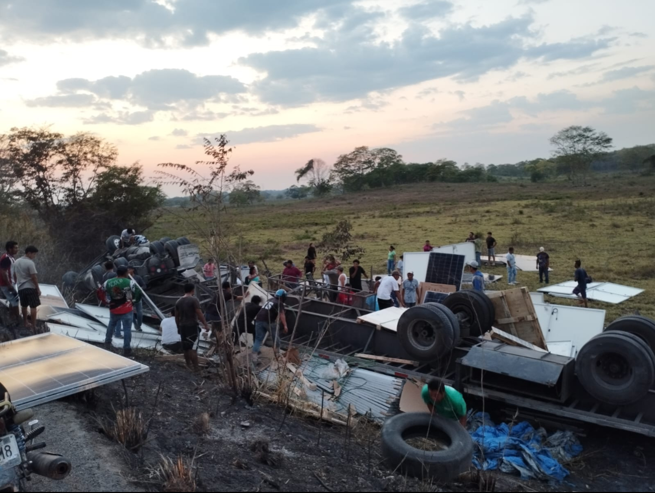 Accidente en Escárcega: rapiñan carga de paneles solares tras volcadura Accidente en Escárcega: rapiñan carga de paneles solares tras volcadura