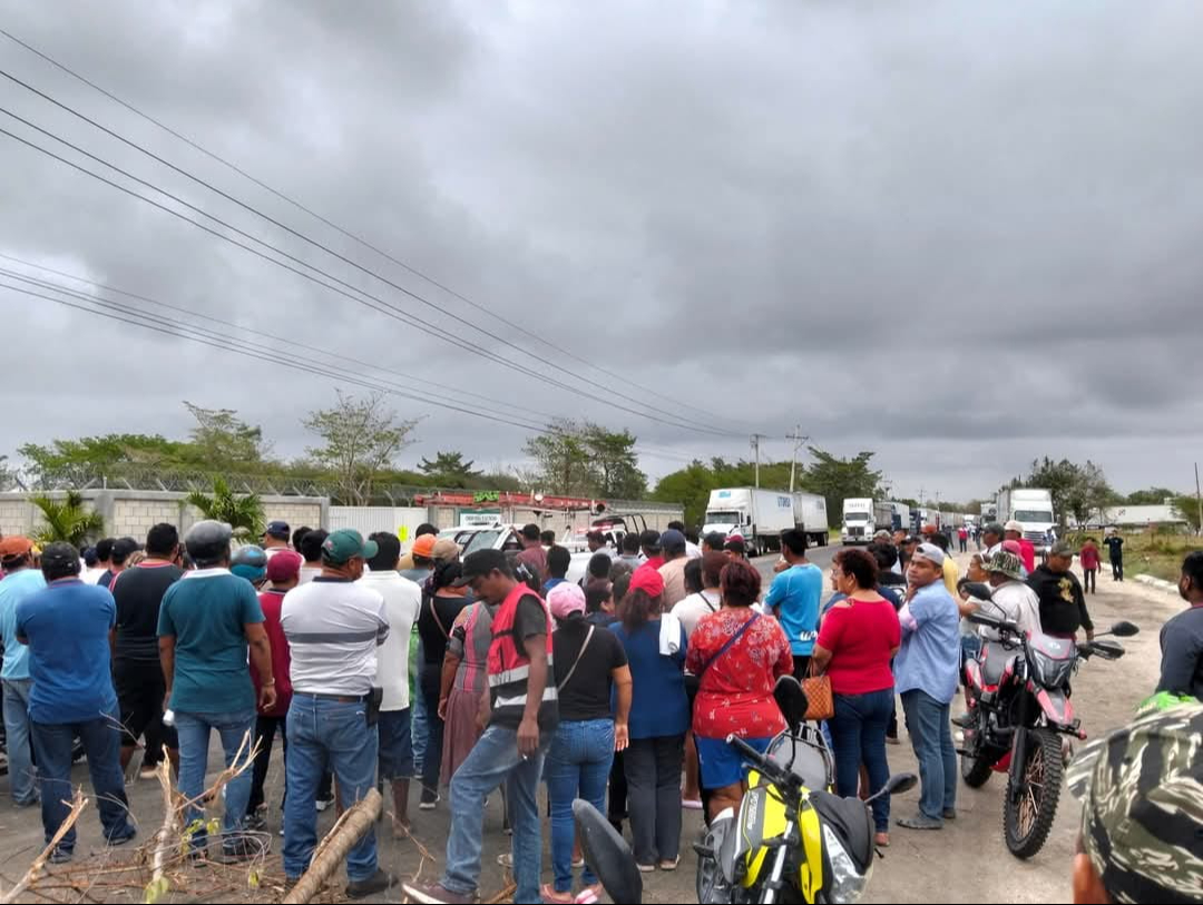 Como medida de presión, los habitantes de siete comunidades han bloqueado las carreteras para que las autoridades los volteen a ver