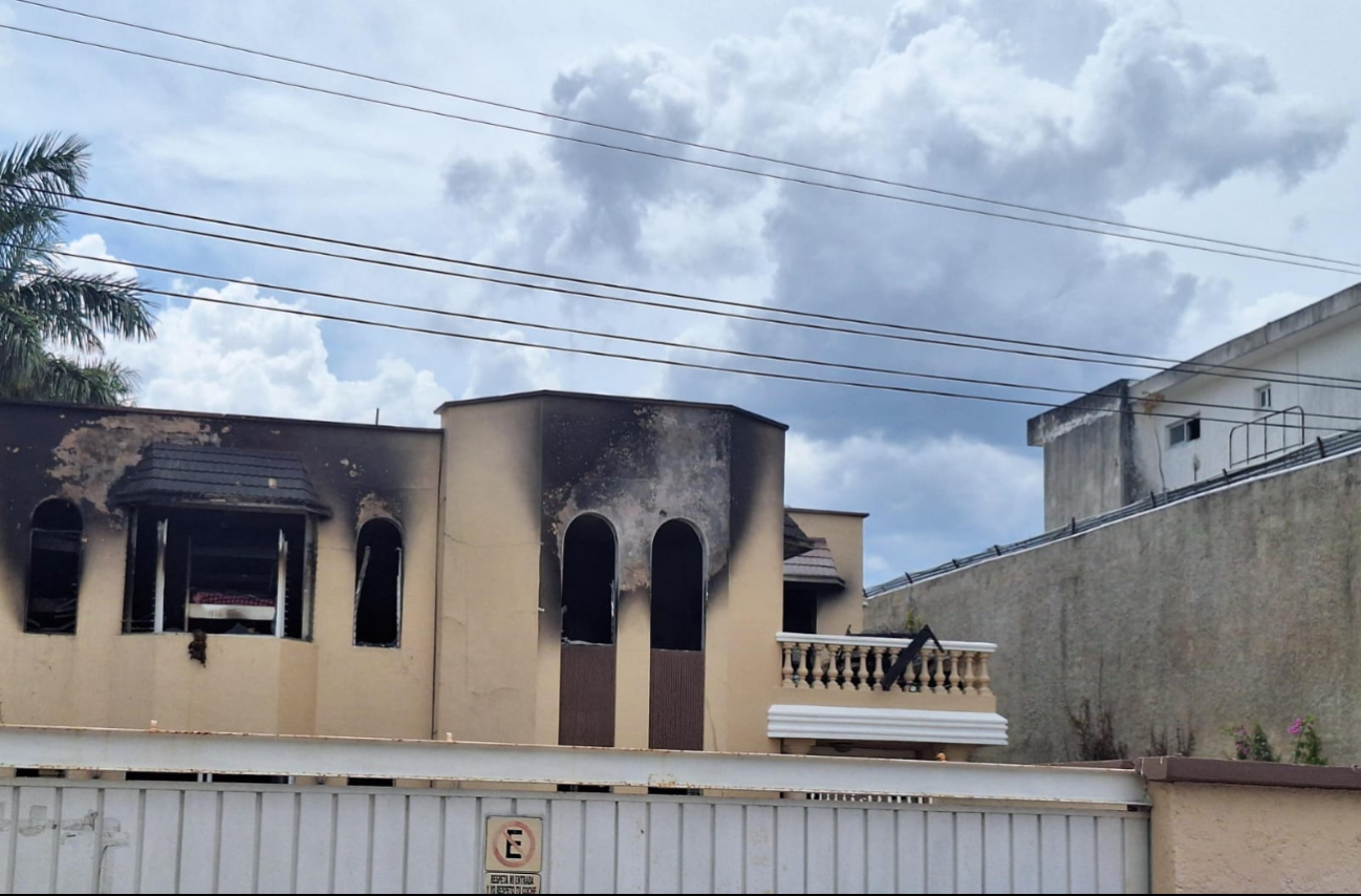 Dos personas fueron rescatadas del incendio en la planta alta