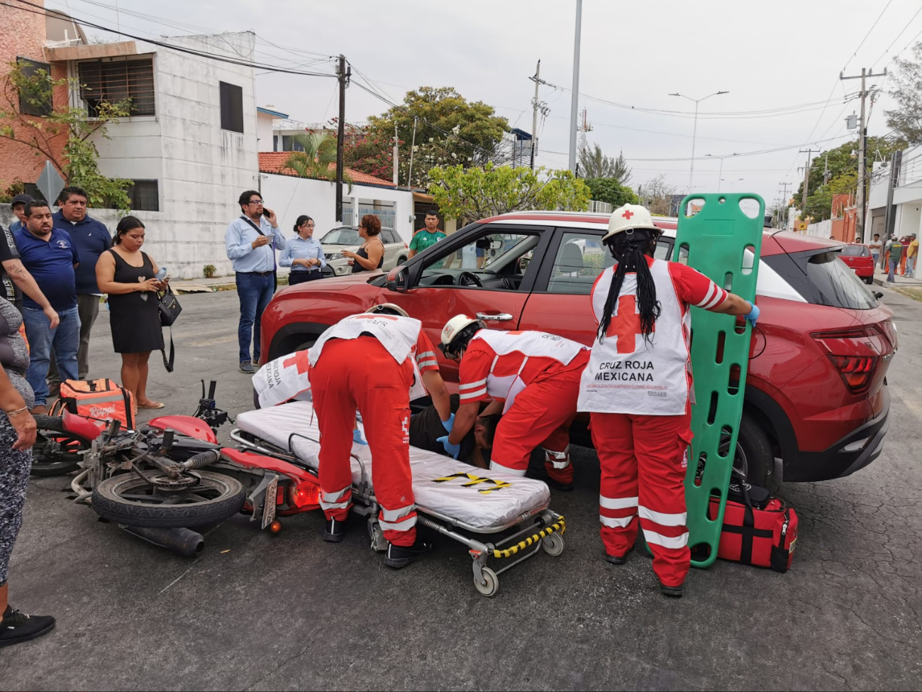 El impacto arrojó al motociclista al pavimento, con posible traumatismo craneoencefálico. El impacto arrojó al motociclista al pavimento, con posible traumatismo craneoencefálico.