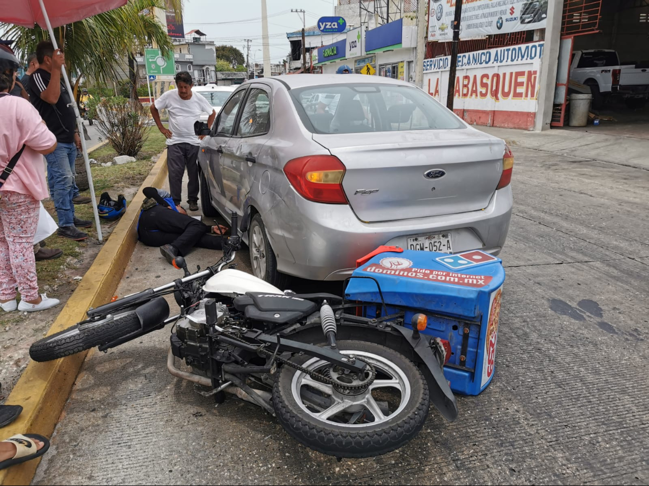 El lesionado fue atendido por paramédicos y trasladado a un hospital. El lesionado fue atendido por paramédicos y trasladado a un hospital.