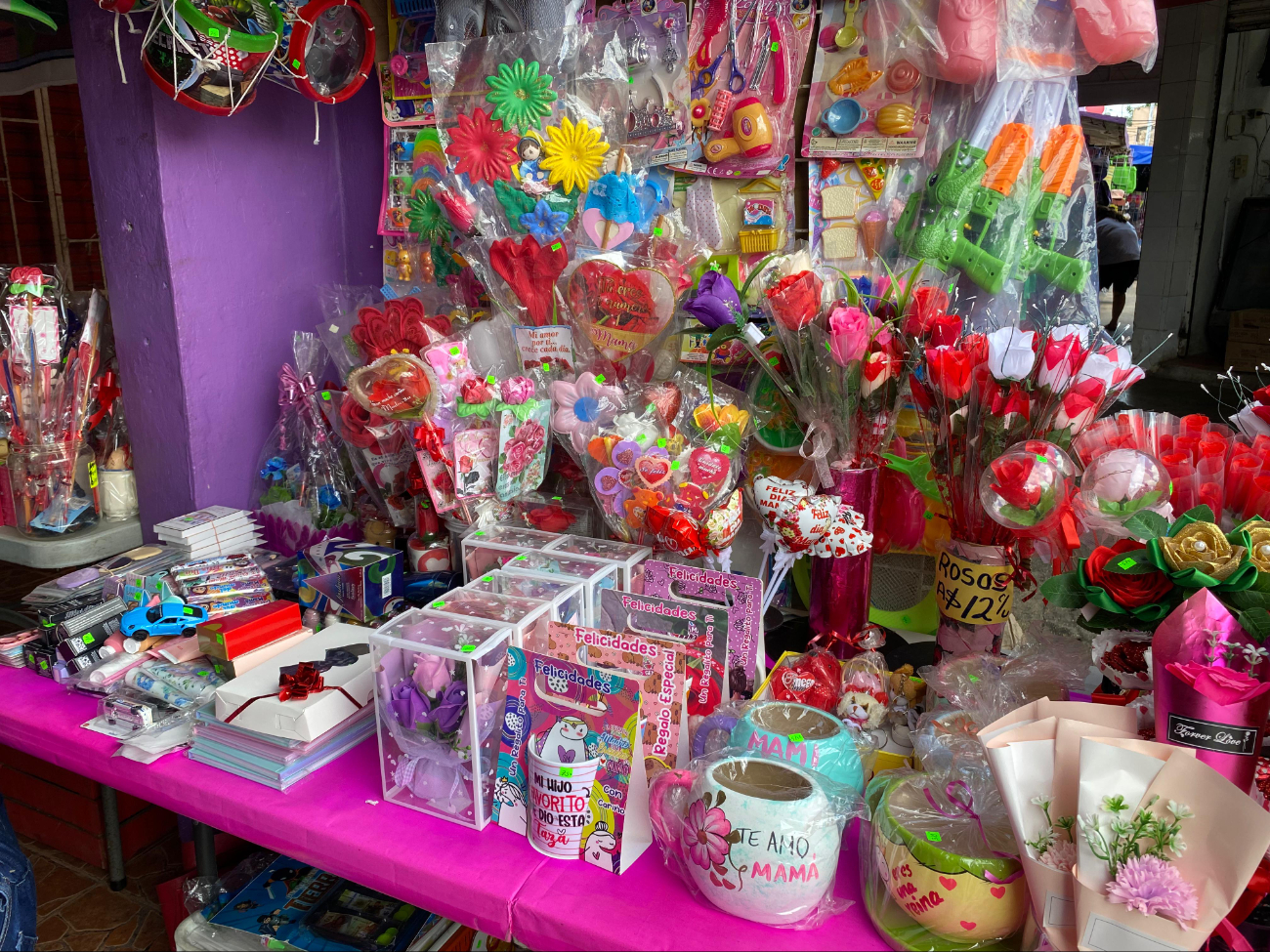 En los puestos se ofrecen una variedad de artículos, como flores, muñecos de peluche, chocolates y globo En los puestos se ofrecen una variedad de artículos, como flores, muñecos de peluche, chocolates y globo