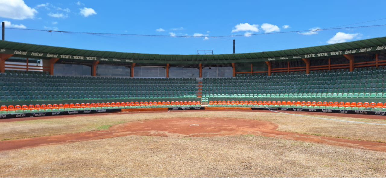 Hoy sólo el viento recorre las bases en un campo con el pasto seco y sin energía eléctrica. Hoy sólo el viento recorre las bases en un campo con el pasto seco y sin energía eléctrica.