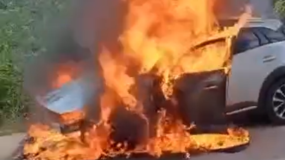 Incendio consume un vehículo en carretera rumbo a Bacalar: VIDEO Incendio consume un vehículo en carretera rumbo a Bacalar: VIDEO