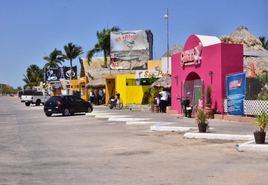 Los cocteleros en la avenida costera ofrecen una experiencia gastronómica con vista al mar. Los cocteleros en la avenida costera ofrecen una experiencia gastronómica con vista al mar.