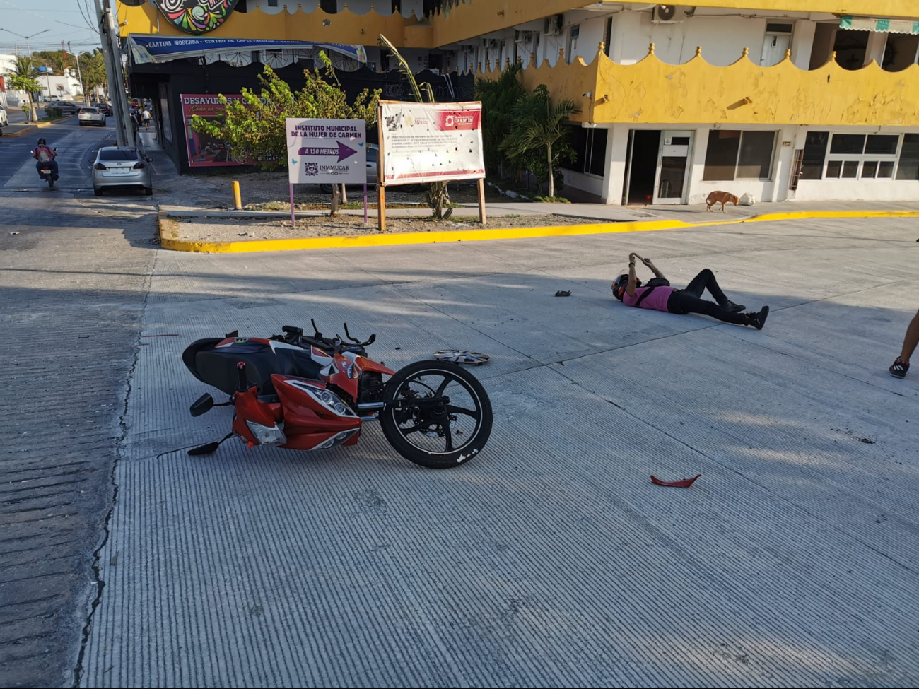 Paramédicos de la Cruz Roja le brindaron atención y lo trasladaron al hospital. Paramédicos de la Cruz Roja le brindaron atención y lo trasladaron al hospital.