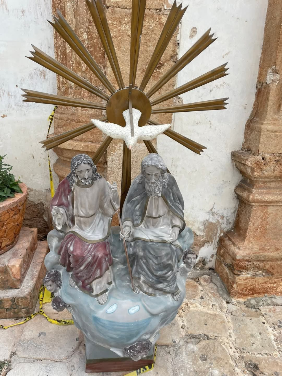 Sorprendentemente, la imagen no sufrió ningún daño pese a estar casi enterrada. Sorprendentemente, la imagen no sufrió ningún daño pese a estar casi enterrada.