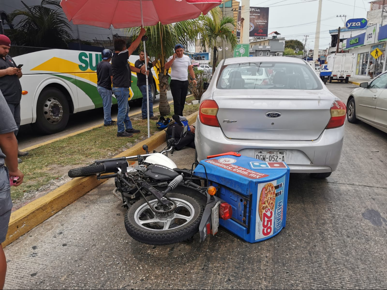 Un motociclista de Domino’s resultó lesionado tras chocar contra un automóvil que realizó un cambio de carril sin precaución. Un motociclista de Domino’s resultó lesionado tras chocar contra un automóvil que realizó un cambio de carril sin precaución.