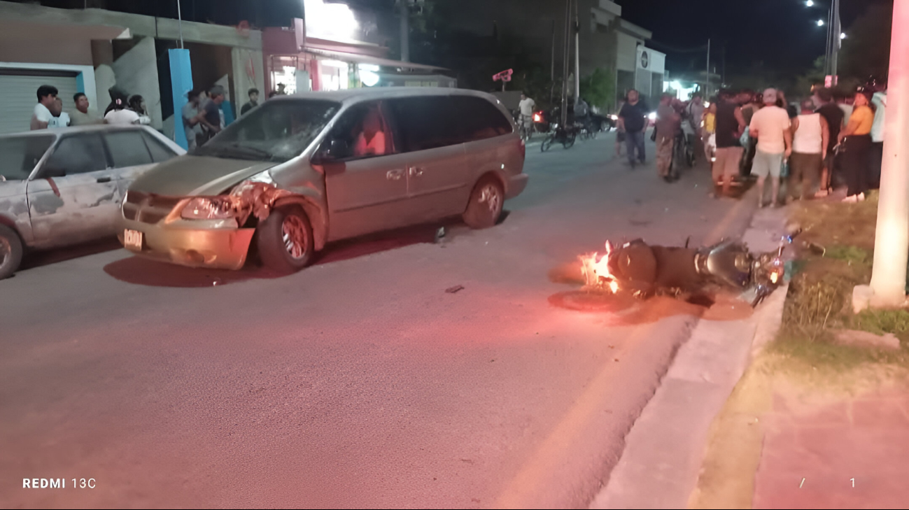 Accidente en Xpujil deja a motociclista herido tras choque con auto