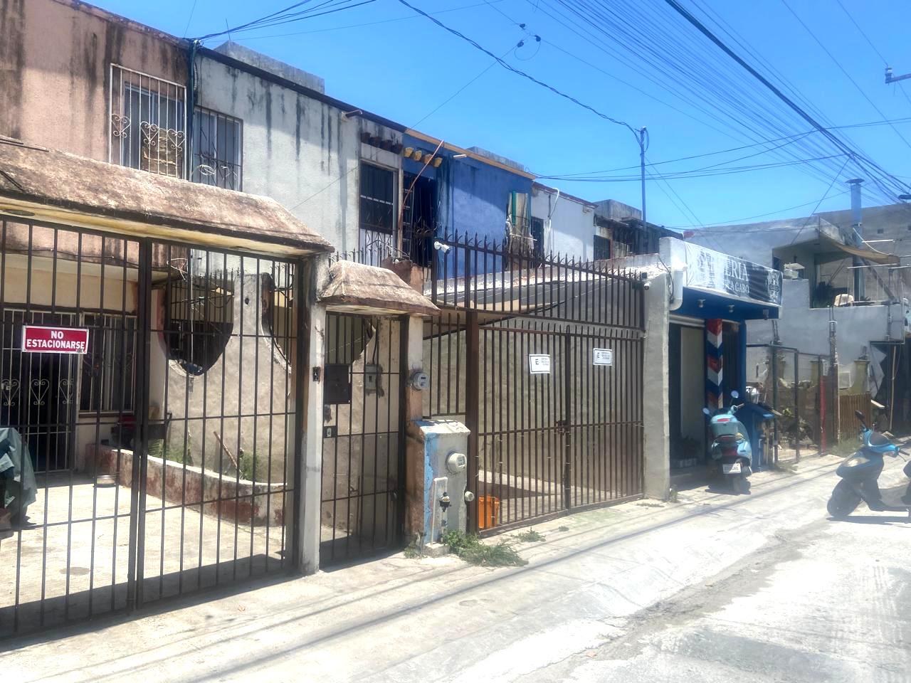 Además de rodear con herrería las viviendas, los habitantes pagan para blindar igual todas las puertas y ventanas Además de rodear con herrería las viviendas, los habitantes pagan para blindar igual todas las puertas y ventanas