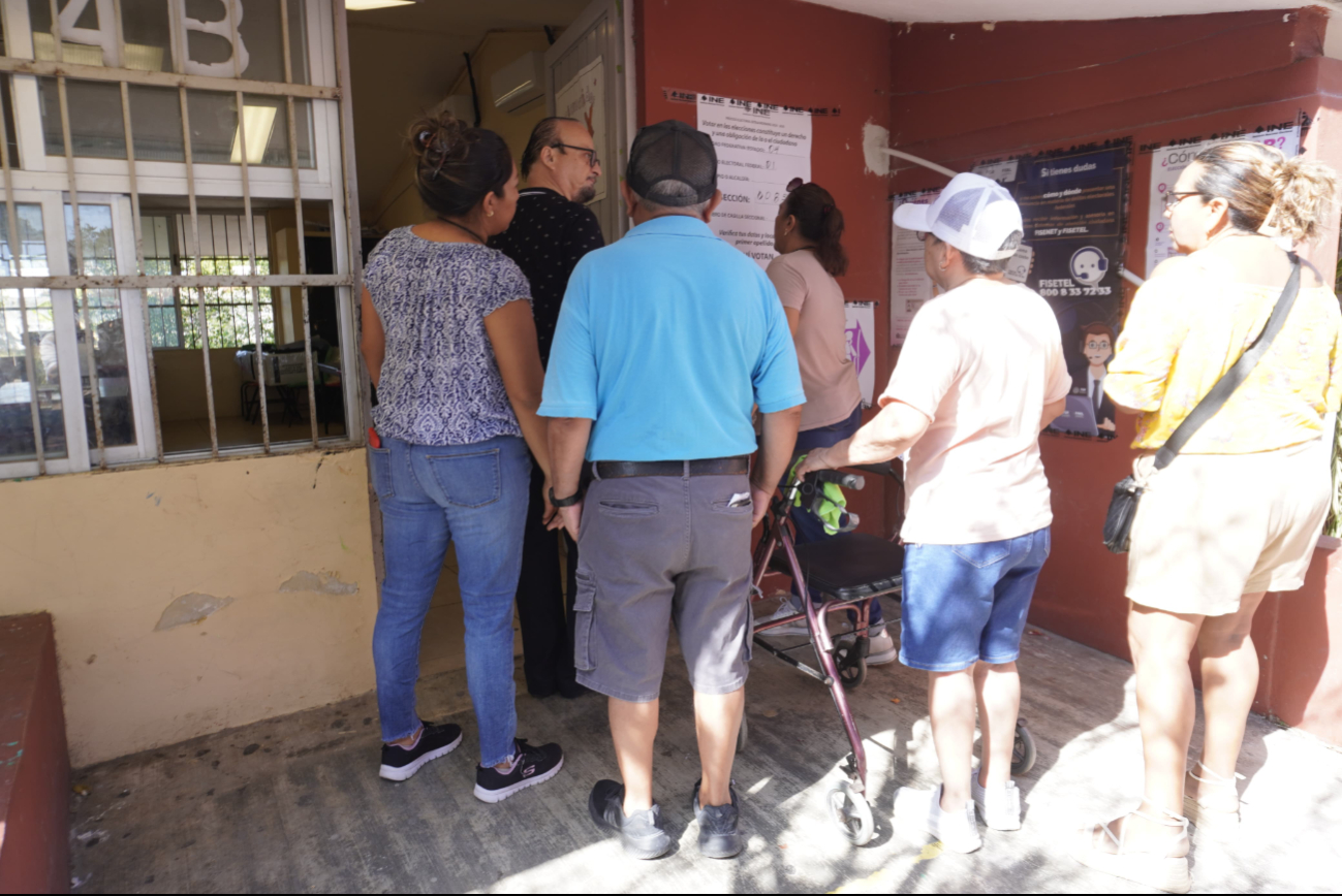 Ciudadanos acuden a votar en la colonia El Carmelo Ciudadanos acuden a votar en la colonia El Carmelo