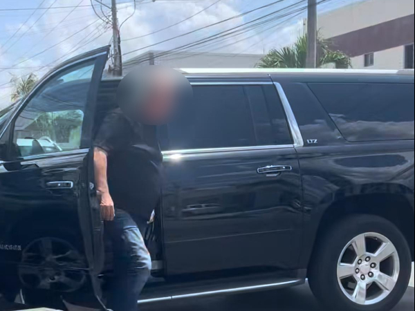 De acuerdo con el testimonio el hombre se voló un tope y estuvo a punto de impactar a otro vehículo