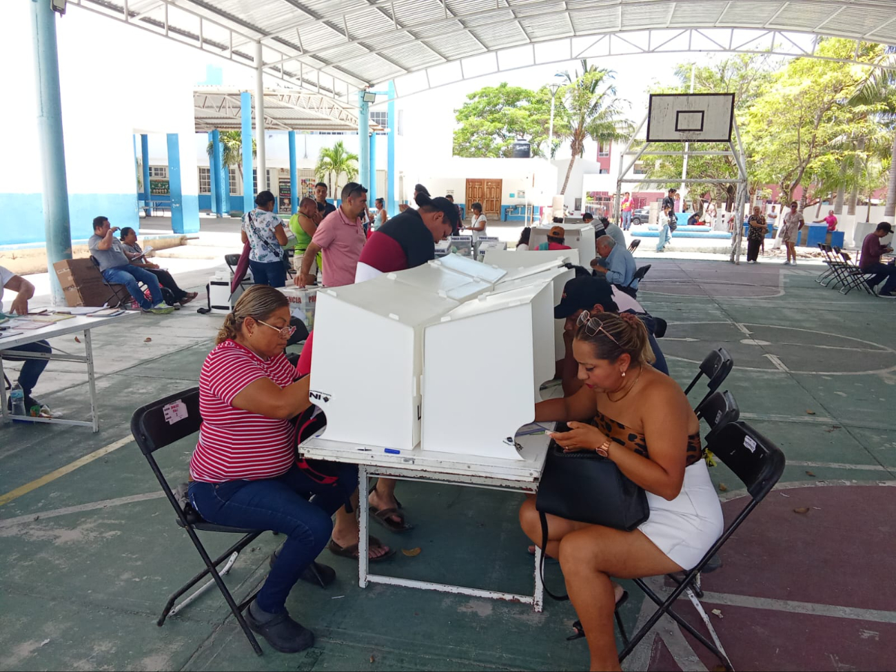 Votación copiosa en casillas de la escuela José Cilia en Cancún