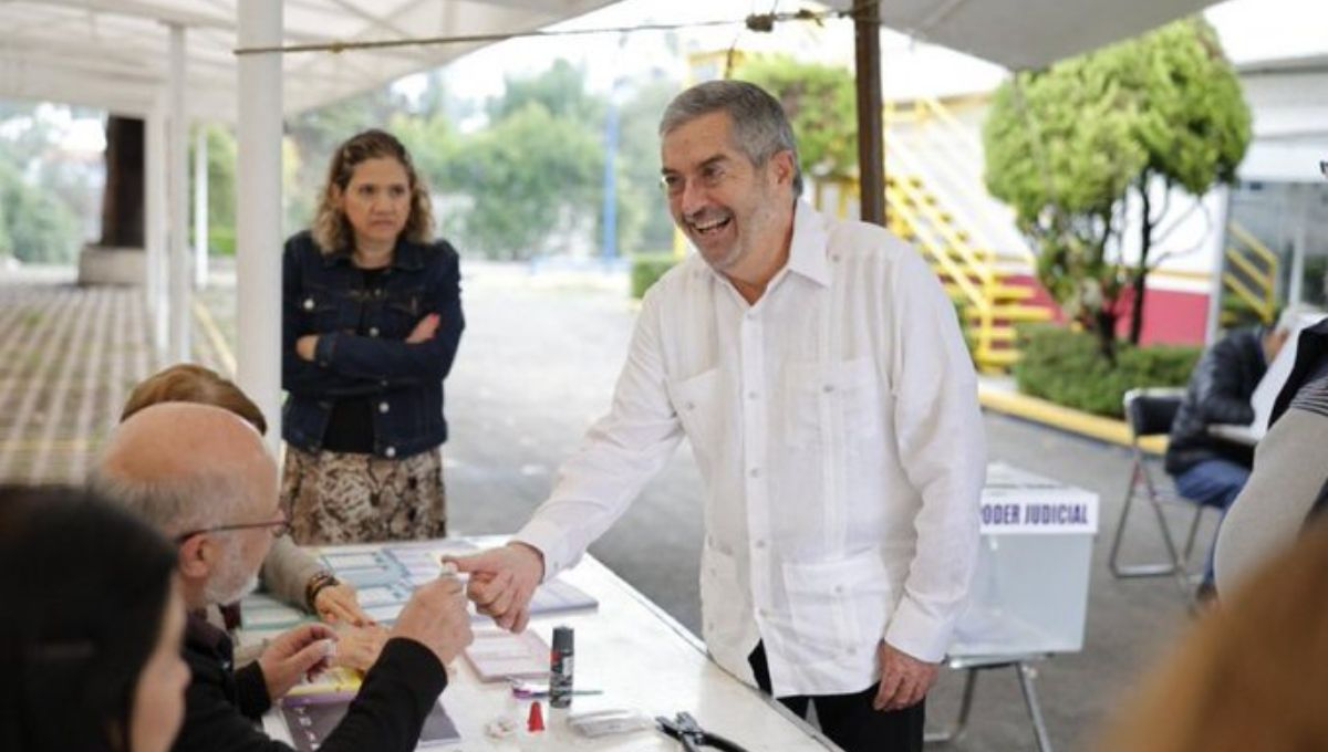 El canciller Juan Ramón de la Fuente emitió su voto en una casilla al sur de la Ciudad de México El canciller Juan Ramón de la Fuente emitió su voto en una casilla al sur de la Ciudad de México