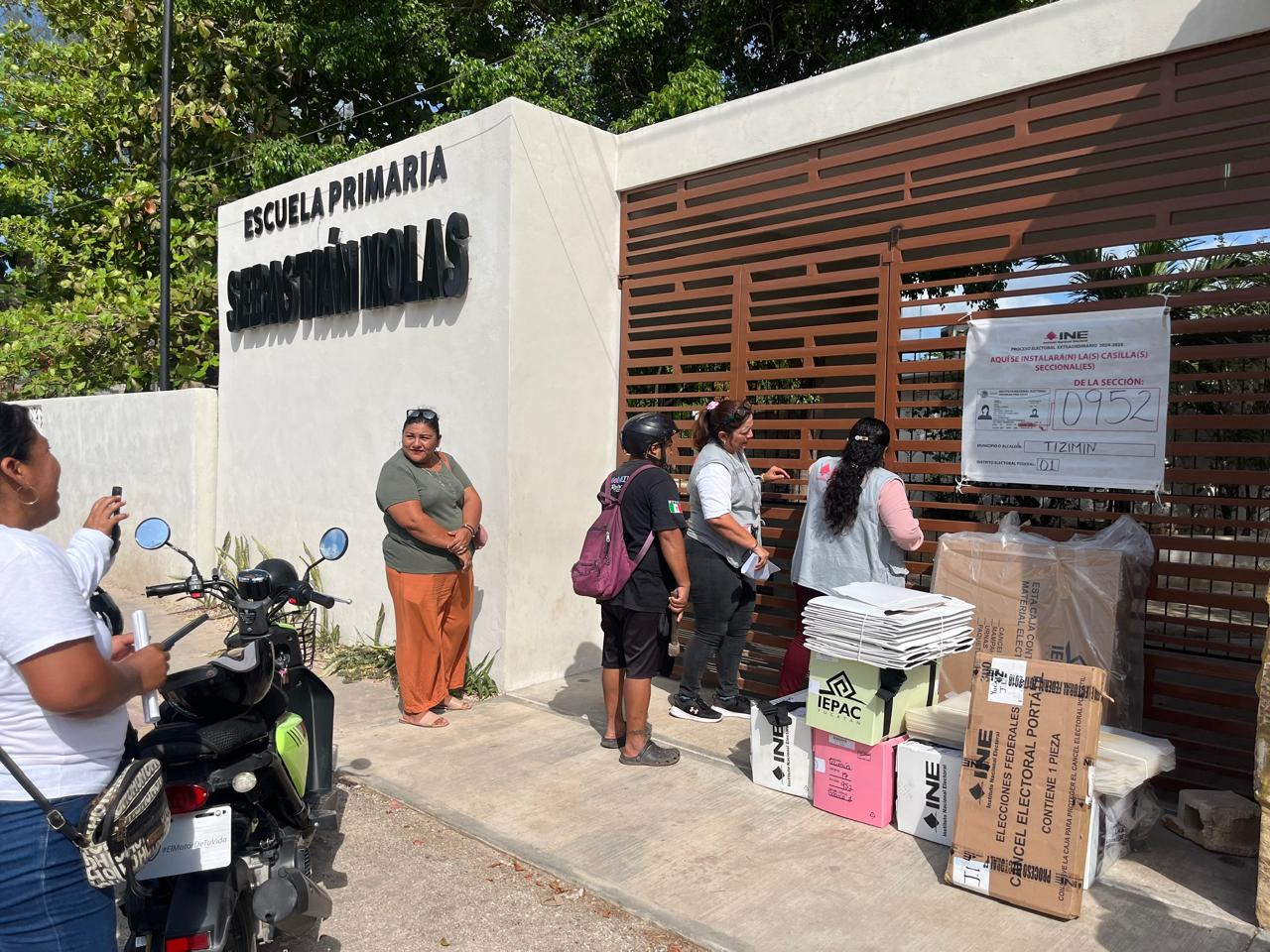Rompen candados en escuelas de Yucatán para la apertura de casillas de la elección judicial 