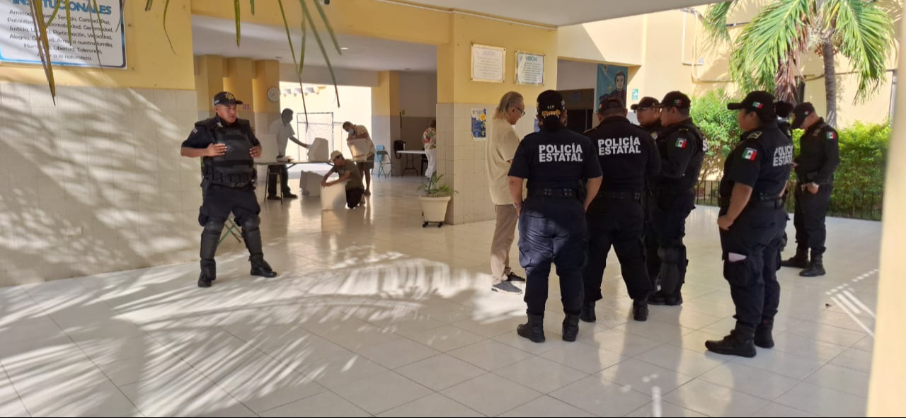 Elementos de la SSP dan información a los funcionarios de casilla Elementos de la SSP dan información a los funcionarios de casilla